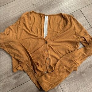 Alo tan cropped lightweight button front top size medium